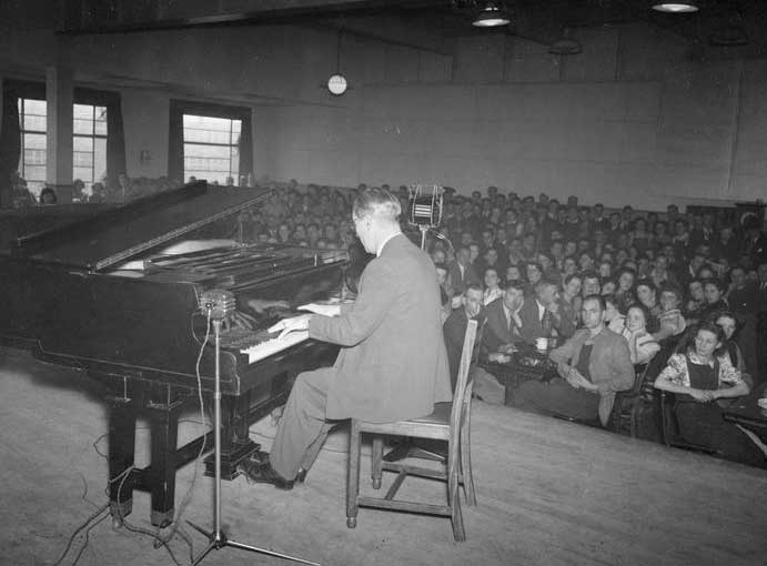 Carroll Gibbons entertaining troops 1942